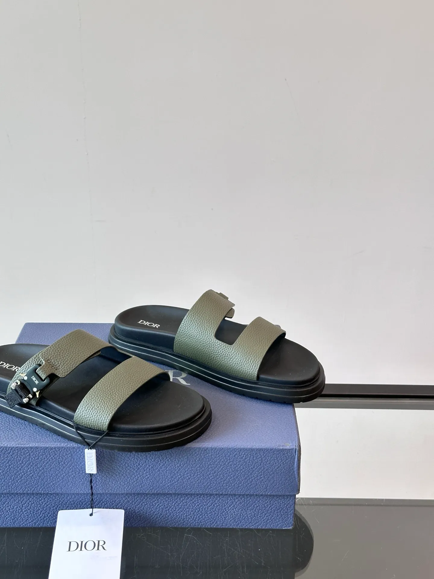 Factory price: 300💰Dior Aqua men's sandals and slippers. Showcasing Dior haute couture design. The Dior gray suede strap is accented with an aluminum Dior buckle for added style. Paired with a comfortable tonal notch sole, they pair easily with shorts or jeans for a sophisticated look. Main body: suede cow leather, technical fabric lining: cow leather, with adjustable straps, aluminum Dior buckle, Dior gray EVA insole, tonal notch rubber outsole splicing structure👌👌 size: 38-44 (45.46 customized)